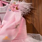 پیراهن پرنسسی ساتن و توری صورتی پشت پاپیون‌ الا