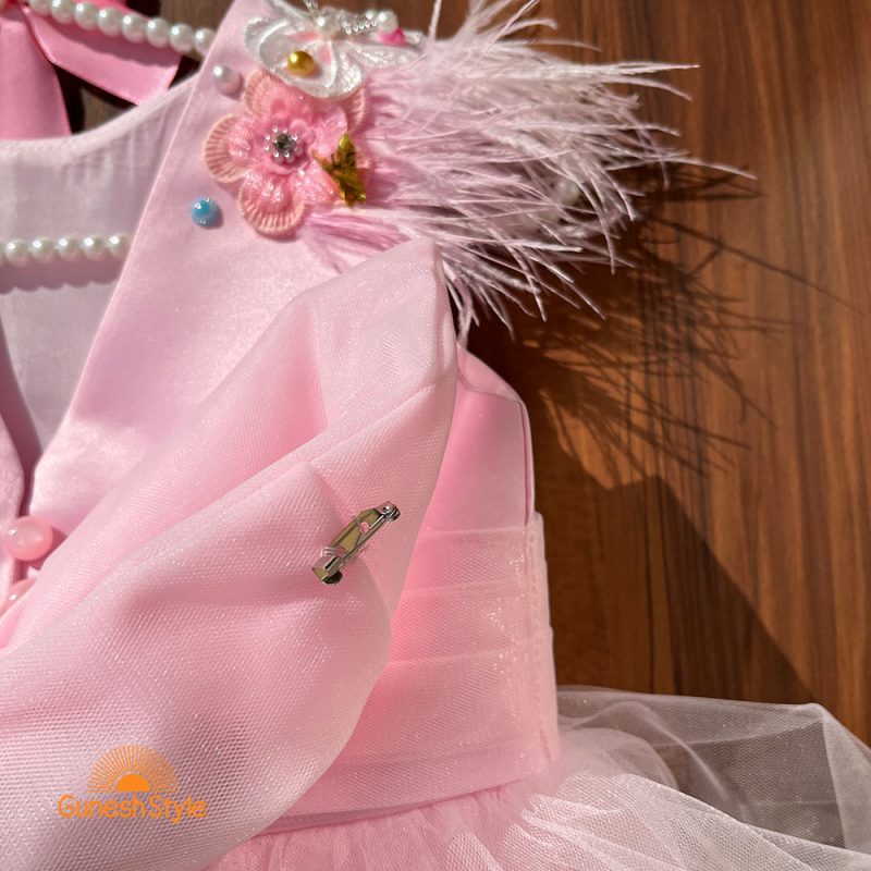 پیراهن پرنسسی ساتن و توری صورتی پشت پاپیون‌ الا